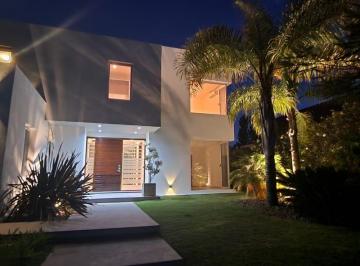 Casa de 8 ambientes, Tigre · Alquiler Anual. Sin Muebles. La Mejor Vista a La Cancha de Golf.