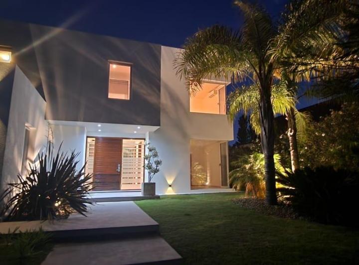 Casa · 400m² · 8 Ambientes · 3 Cocheras