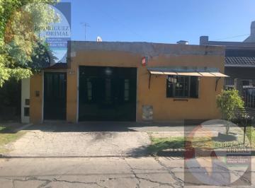 Casa · 3 Ambientes · 1 Cochera · Casa de 3 Ambientes con Terreno a 3 Cuadras de Av Yrigoyen!