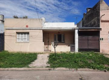 Casa · 90m² · 4 Ambientes · 1 Cochera · Casa en Venta en Palomar de 4 Ambientes con Cochera