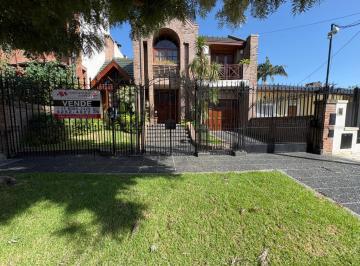Casa de 6 ambientes, Quilmes · Exclusivo Chalet en El Corazón de Barrio Parque Bernal