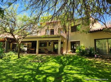 Casa · 450m² · 4 Ambientes · 4 Cocheras · Casa en Venta en Country El Bosque 3 Dorm. Cordoba