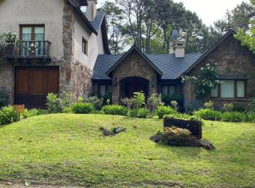Casa · 385m² · 8 Ambientes · 1 Cochera · Retasada! Magnifica Propiedad en Carilo