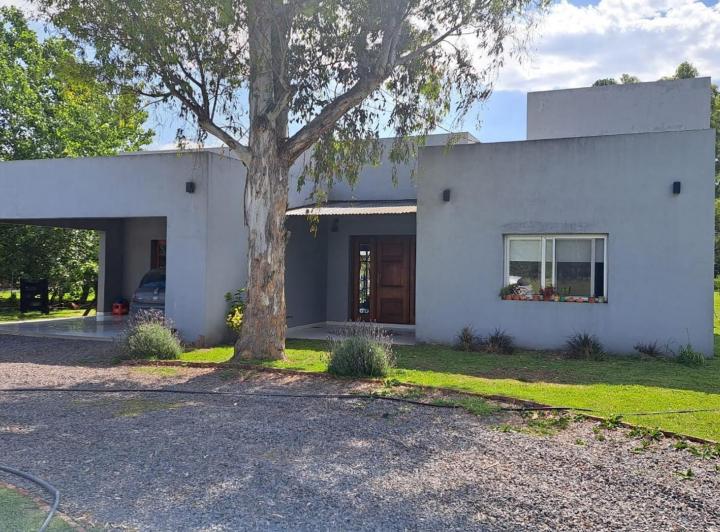 Casa · 180m² · 4 Ambientes · 3 Cocheras