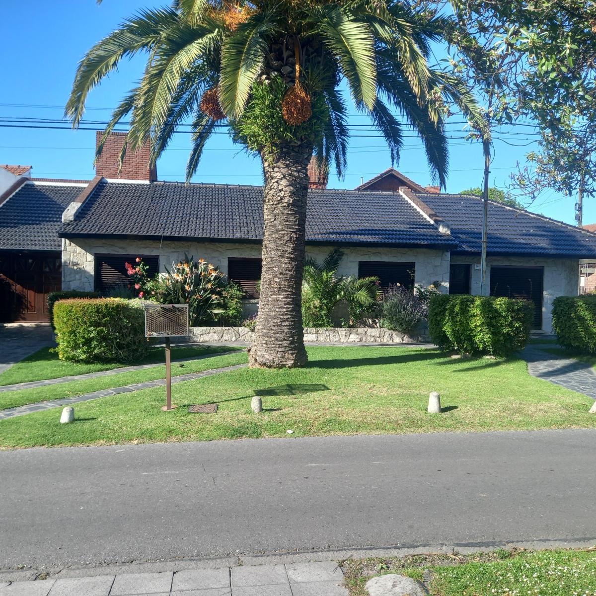 Chalet 4 amb, 175m² con garage doble y patio — Constitución