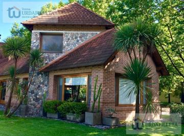 Casa · 436m² · 4 Dormitorios · 2 Cocheras · Tradicional Casa en Venta con Buena Ubicación en Esquina