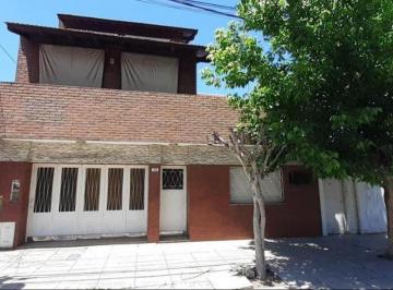 Casa · 200m² · 6 Ambientes · 1 Cochera · Casa Amplia Multifamiliar con Dos Propiedades Grandes
