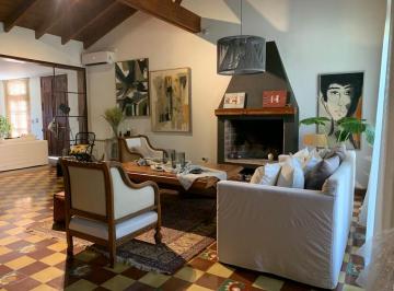 Casa · 720m² · 3 Dormitorios · Cálida Casa en La Mejor Ubicación de Villa Allende Golf?