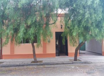 Casa · 85m² · 6 Ambientes · 1 Cochera · Venta de Casa Céntrica de Sólida Construcción con Ambientes Amplios, Patio y Garaje.