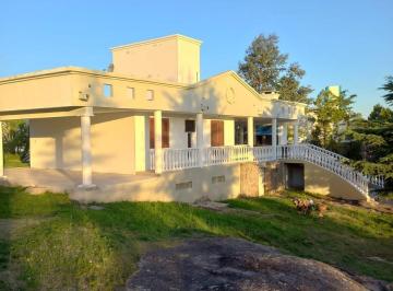 Casa · 173m² · 4 Ambientes · 1 Cochera · Se Vende Casa con Pileta en Tanti