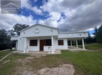 Casa · 173m² · 4 Ambientes · 1 Cochera · Se Vende Casa con Pileta en Tanti