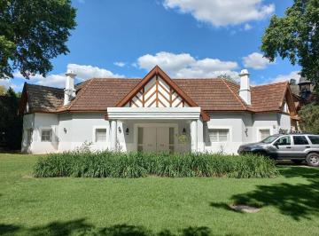 Casa · 396m² · 5 Ambientes · 4 Cocheras · Casa en Venta 4 Dor en B° San Jorge Village!