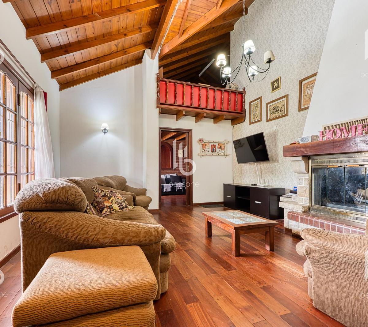 Casa 4 amb, 180m² con parque y garage para 2 autos