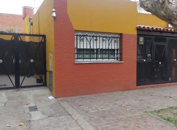 Casa de 5 ambientes, Lanús · Vende Casa con Garage, Parque, Quincho y Parrilla