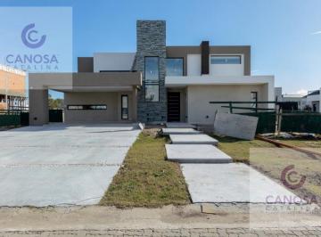 Casa · 211m² · Venta - Casa 5 Ambientes en La Providencia Resort Country Club - Canning