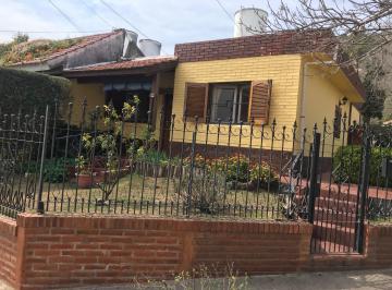 Casa de 4 ambientes, Villa Carlos Paz · Chalet con Gas Natural y Asfalto en Excelente Precio