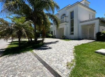Casa de 4 ambientes, Berazategui · Casa en Alquiler en Abril Club de Campo de 4 Ambientes (Usd)