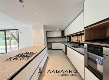 Casa · 230m² · 5 Ambientes · 2 Cocheras · Housing en La Carolina Duplex en Venta