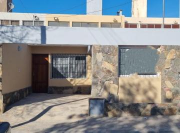 Casa de 5 ambientes, Godoy Cruz · Hermosa Casa de Dos Plantas, Reciclada en Barrio Fush
