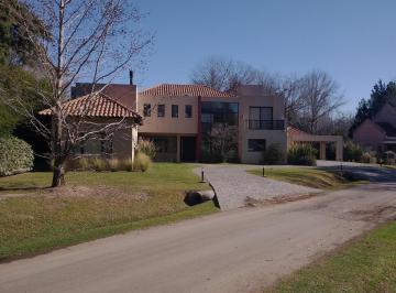 Casa · 462m² · 6 Ambientes · 2 Cocheras · Magnifica Casa en Dos Plantas Sobre Terreno de 1441 m - Praderas de Lujan