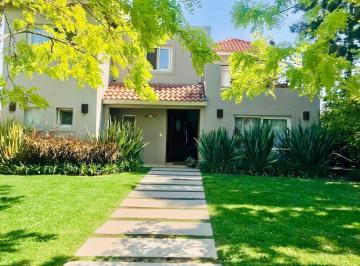 Casa · 220m² · 4 Ambientes · Casa en Santa Barbara