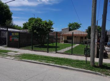 Casa de 3 ambientes, Lomas de Zamora · Casa 3 Amb. con Gran Parque Para Disfrutarla o Factible de Proyectos Rentables.