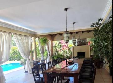 Casa · 900m² · 10 Ambientes · 5 Cocheras · Casa de Categoria en Saint Thomas Sur