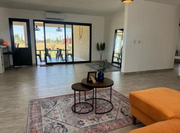 Esta casa de cuatro ambientes, con piscina, se encuentra en el Barrio Fincas Spo · Fincas de San Vicente / Dueño Directo / a Estrenar