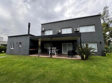Casa · 280m² · 5 Ambientes · 5 Cocheras · Hermosa Casa en Venta en Barrio Cerrado