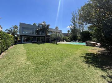 Casa · 356m² · 4 Ambientes · 1 Cochera · Casa Funes Hills - San Marino