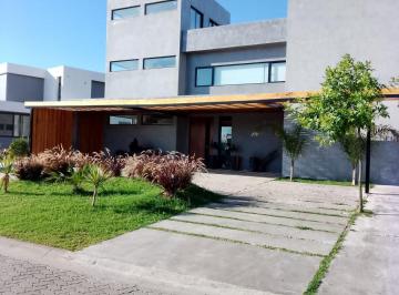 Casa · 280m² · 4 Ambientes · 2 Cocheras · Excente Casa a Estrenar con Salida a La Laguna en El Barrio Villalobos