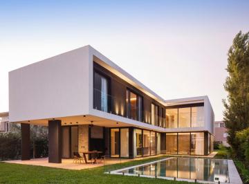 Casa · 400m² · 7 Ambientes · Casa con Diseño Exclusivo en Venta en Windbells