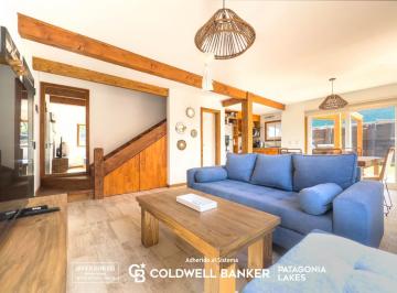Casa · 70m² · 3 Ambientes · 2 Cocheras · Venta Casa a Estrenar 90 m², Deck y Lote de 249 m² Centro, Villa La Angostura