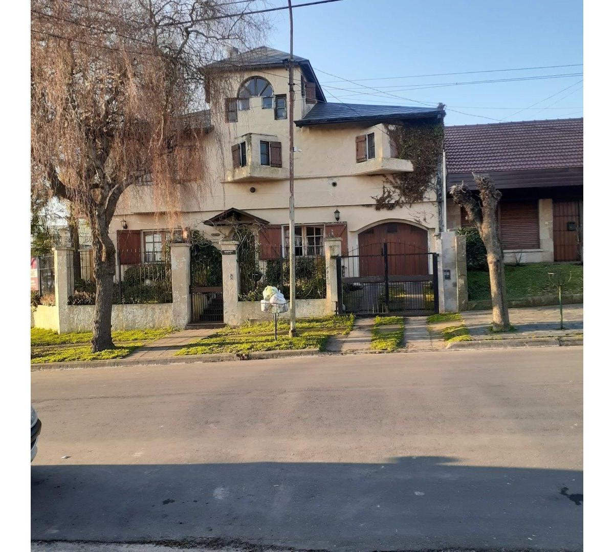 Chalet 6 amb, 234m² con parque y garage doble — San Carlos