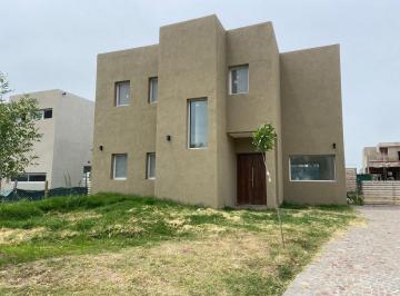 Casa · 141m² · 4 Ambientes · Ricordi Negocios Inmobiliarios, Casa en Santa Lucia, Pilar del Este!