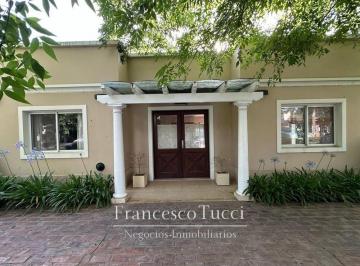 Casa · 240m² · 4 Ambientes · 2 Cocheras · Casa en Venta San Patricio