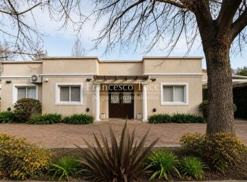Casa · 240m² · 4 Ambientes · 2 Cocheras · Casa en Venta San Patricio