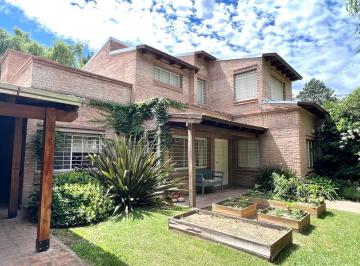 Casa · 280m² · 7 Ambientes · 2 Cocheras · Casa en Venta en Funes - 5 Dorm. - Pileta