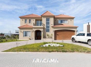 Casa · 381m² · 5 Ambientes · 1 Cochera · Casa en Venta en La Providencia - Canning