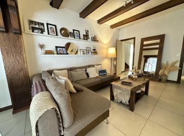 Casa · 220m² · 6 Ambientes · Casa en Alquiler Temporada en Barrio Los Troncos