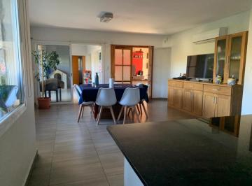 Casa · 380m² · 5 Ambientes · 1 Cochera · Casa en Barrio Los Olivos - Neuquén