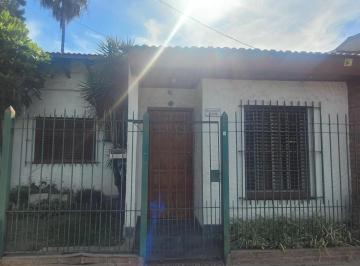 Casa · 95m² · 3 Ambientes · 1 Cochera · Casa en Venta en Castelar Norte