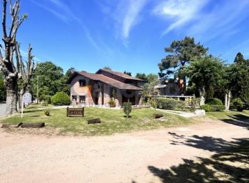 Casa · 150m² · 5 Ambientes · 1 Cochera · Alquiler Temporal en Pinamar: Casa Estrategicamente Ubicada Esq Tiburon y Sirena, Cerca de Playa y C