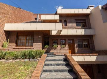 Casa · 240m² · 5 Ambientes · 2 Cocheras · Chalet en Venta en Haedo 5 Ambientes C/ Cochera y Piscina