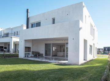 Casa · 200m² · 5 Ambientes · 1 Cochera · Casa en Venta en Carpinchos - Nordelta