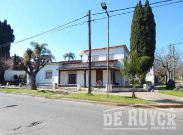 Casa · 163m² · 4 Ambientes · 2 Cocheras · Chalet en Venta en Quilmes Oeste