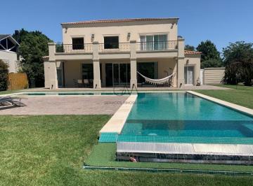 Casa · 400m² · 5 Ambientes · 2 Cocheras · Casa en Venta en Barrio Privado Rumenco
