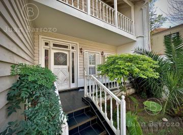 Casa · 310m² · 5 Ambientes · 2 Cocheras · Chalet Estilo Inglés Moderno con 4 Dorm.. Banfield Oeste