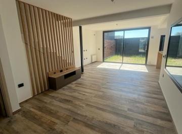 Casa · 180m² · 4 Ambientes · 2 Cocheras · Dúplex Premium a La Venta B° La Luisita