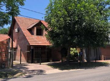 Casa · 233m² · 4 Dormitorios · 2 Cocheras · Casa en Villa Elisa en Venta